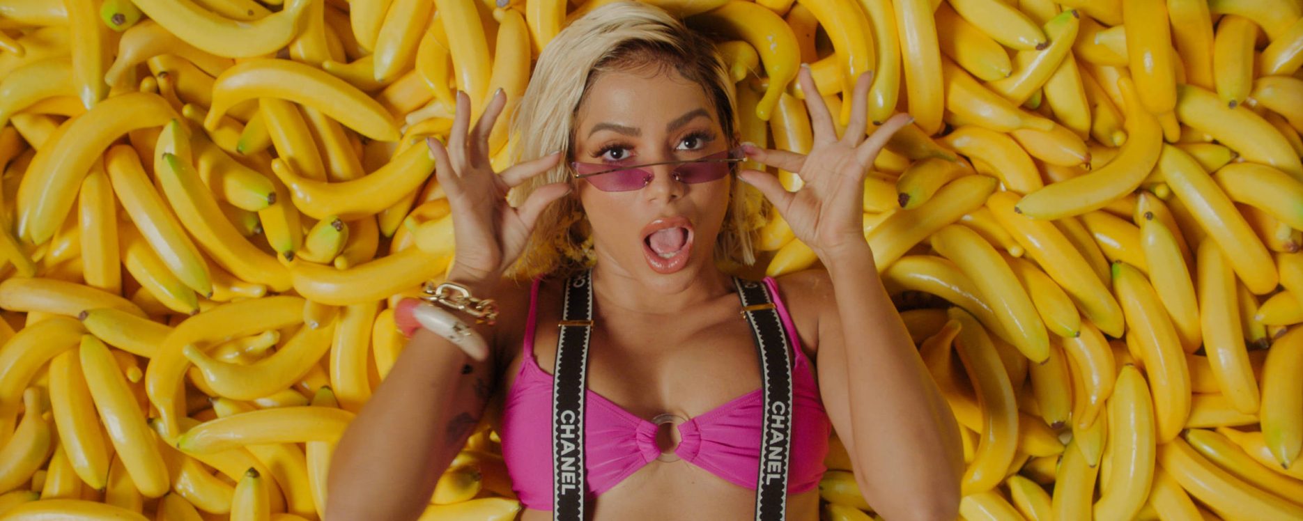 [Folha] Anitta lança álbum visual para se firmar no rol do pop latino-americano